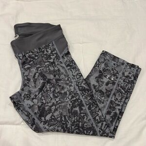 Under Armour grey swirl workout cropped length leggings